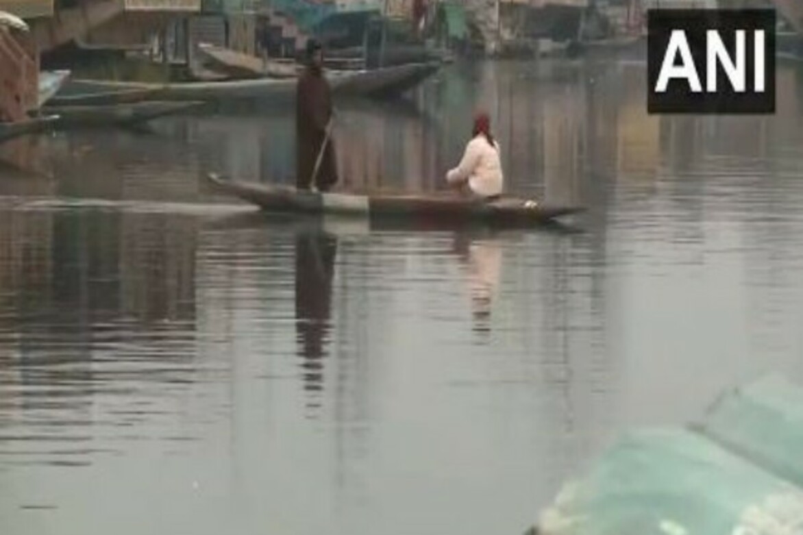 Winter chill grips Jammu and Kashmir; Srinagar sees 4.6 degree Celsius, tourists flock to Dal Lake