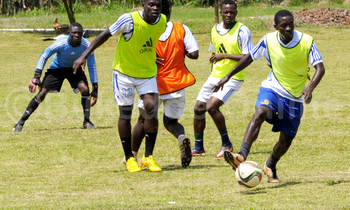 Oscar Agaba (ku ddyo) ng'avuga omupiira mu kutendekebwa kwa URA FC e Gayaza ku mande nga beetegekera omupiira gwa SC Victoria University mu liigi e Namboole ku lwokubiri nga Sept 29, 2015. (STEPHEN MAYAMBA) Oscar Agaba (ku ddyo) ng'avuga omupiira mu kutendekebwa kwa URA FC e Gayaza ku mande nga beetegekera omupiira gwa SC Victoria University mu liigi e Namboole ku lwokubiri nga Sept 29, 2015. (STEPHEN MAYAMBA)