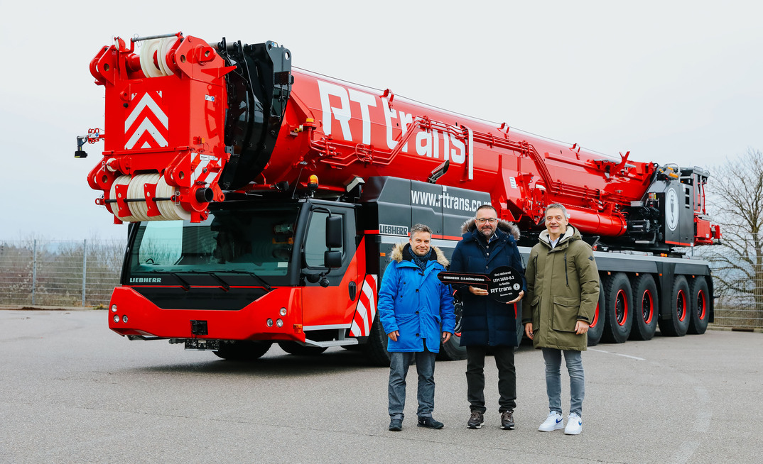Crane handover in Ehingen (left to right) Thomas Fiesel from Liebherr-Werk Ehingen, Dusko Tadic from RT trans and Nicola Savkovic (Inzenjering)