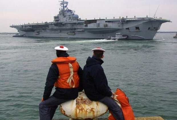 Brazil sinks rusting French-built &#039;toxic&#039; warship in Atlantic