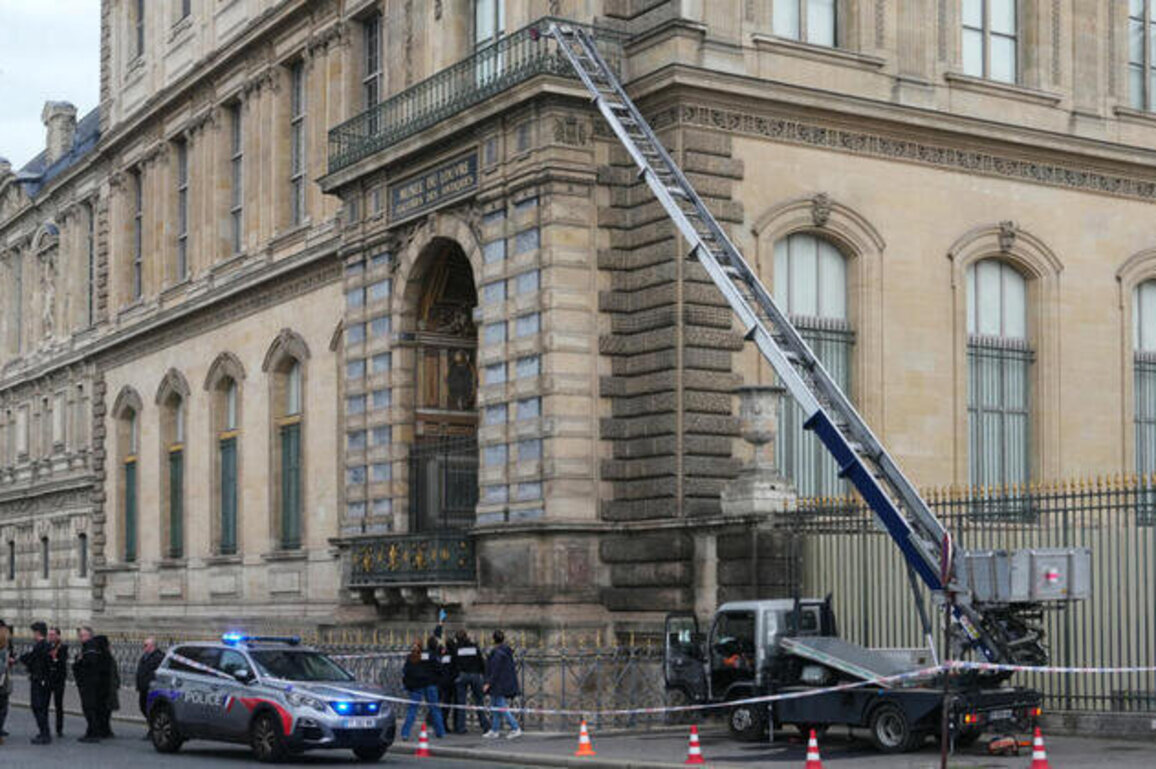 Louvre thieves slipped away with seconds to spare, probe reveals