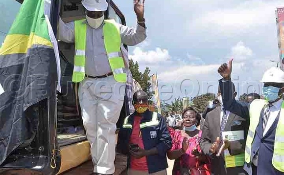 Minisita w'ebyenguudo Gen. Katumba Wamala ng'atongoza ebyuma ebikola enguudo e Masaka. Minisita w'ebyenguudo Gen. Katumba Wamala ng'atongoza ebyuma ebikola enguudo e Masaka.