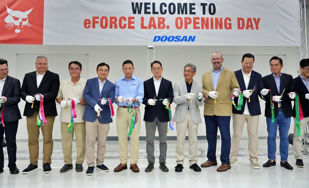 Company dignitaries at the inauguration of Doosan Bobcat’s eFORCE LAB.