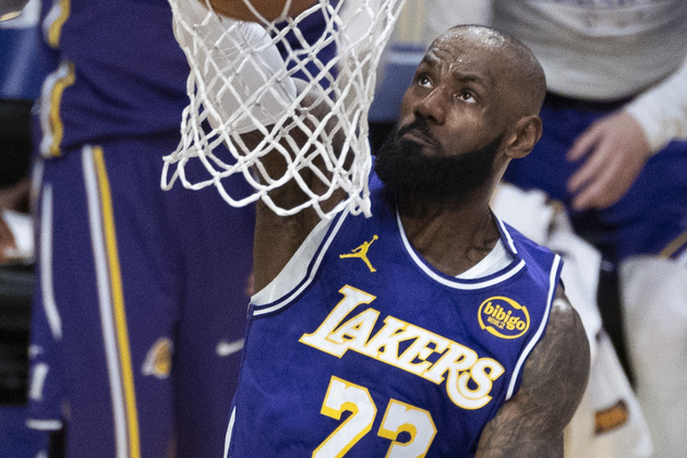 (SP)U.S.-LOS ANGELES-BASKETBALL-NBA-LAKERS VS BUCKS