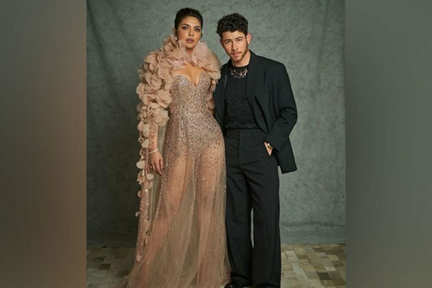 Nick Jonas with brothers to perform in Mumbai? Check out Priyanka's reaction