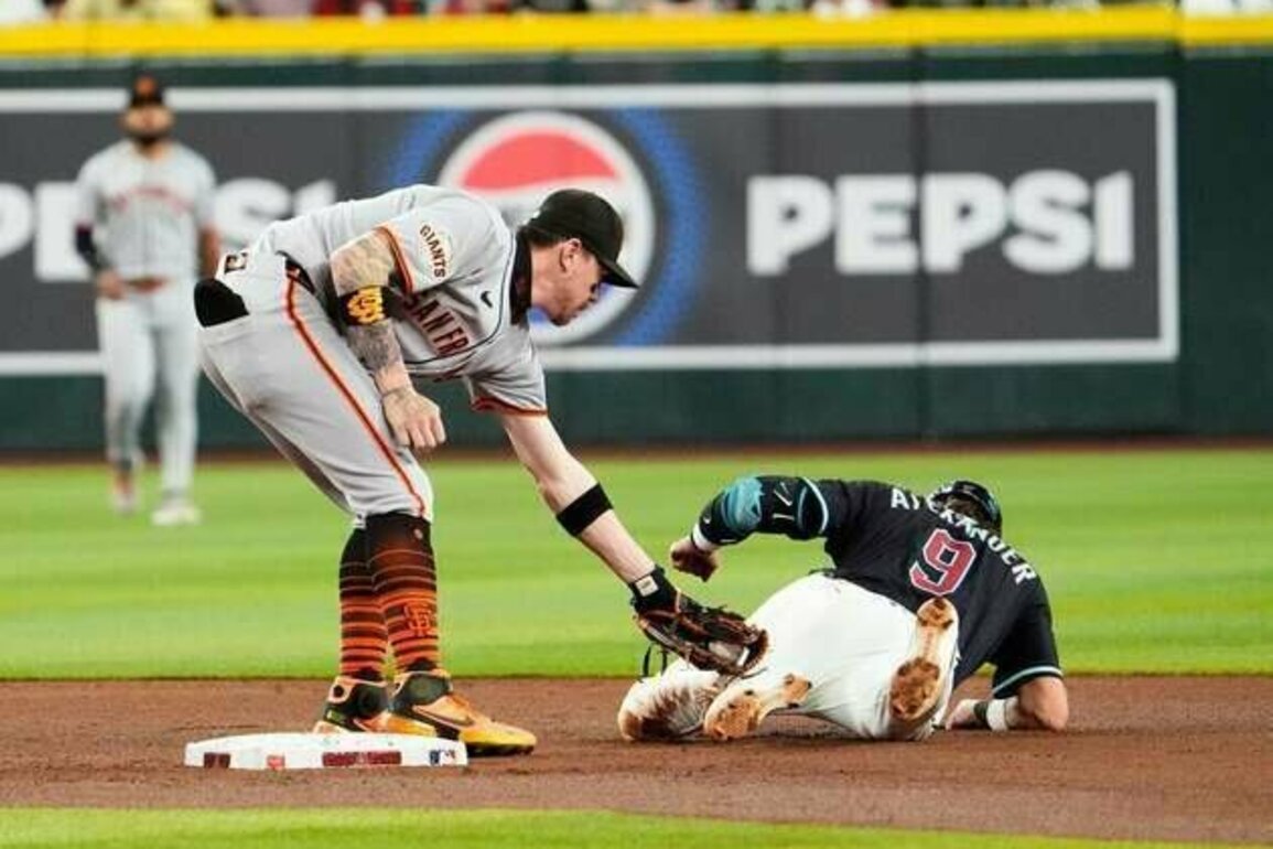 Giants snap skid with 11th-inning explosion over D-Backs