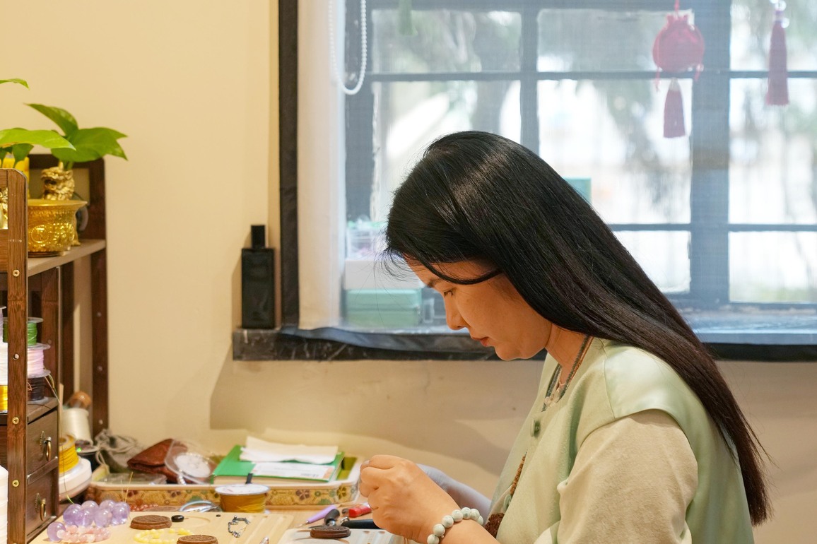 ChineseToday | Chinese-style handicraft studio helps youngsters "steal a half-day of leisure" in Shanghai