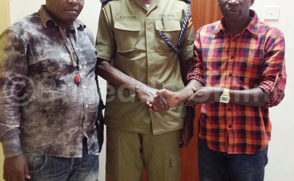 Kayihura ng'ali n'omuyimbi Ssembbaale Kayihura ng'ali n'omuyimbi Ssembbaale