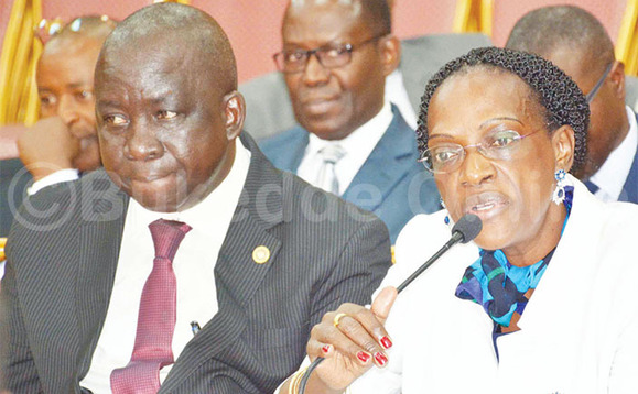 Mackay Oum (ku kkono) akulira eby’okusasula mu bbanka Enkulu ne Justine Bagyenda (ku ddyo), eyakulirako okulondoola emirimu gya bbanka nga bali mu kakiiko ka COSASE. Mackay Oum (ku kkono) akulira eby’okusasula mu bbanka Enkulu ne Justine Bagyenda (ku ddyo), eyakulirako okulondoola emirimu gya bbanka nga bali mu kakiiko ka COSASE.