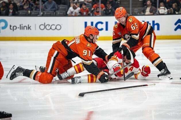 NHL roundup: Surging Ducks edge Flames in shootout win