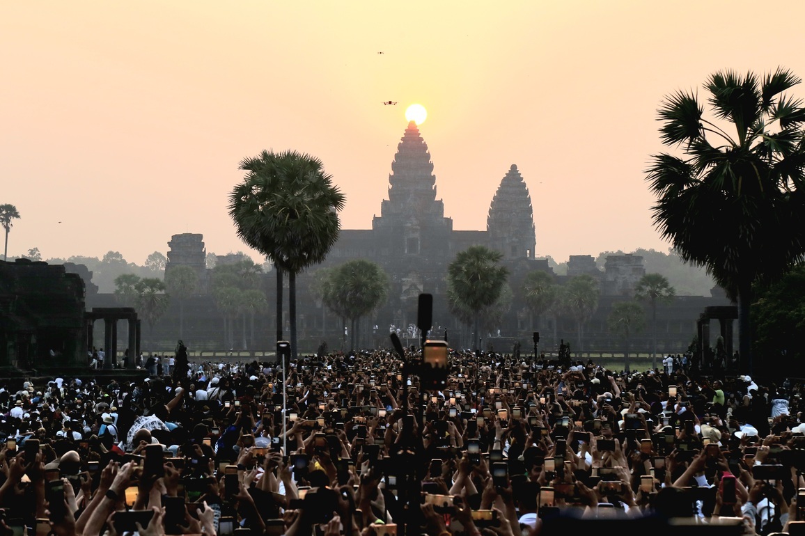 CAMBODIA-SIEM REAP-ANGKOR WAT TEMPLE-SUNRISE