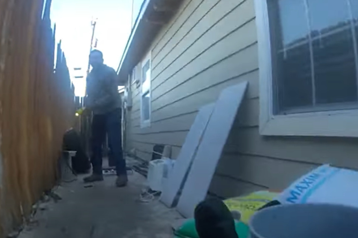 BWC- Knife-wielding man grabs dropped TASER, advances toward Texas officer before fatal OIS
