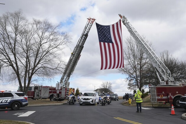 Officer killed in gunman&#39;s Pa. hospital siege was struck by police fire