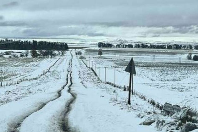 Heavy snowfall grips South Africa (VIDEOS)