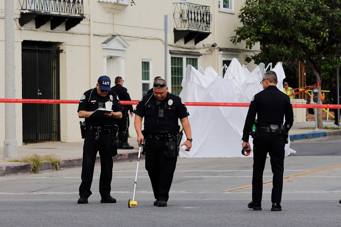(SpotNews) U.S.-LOS ANGELES-GROCERY STORE-CAR CRASH