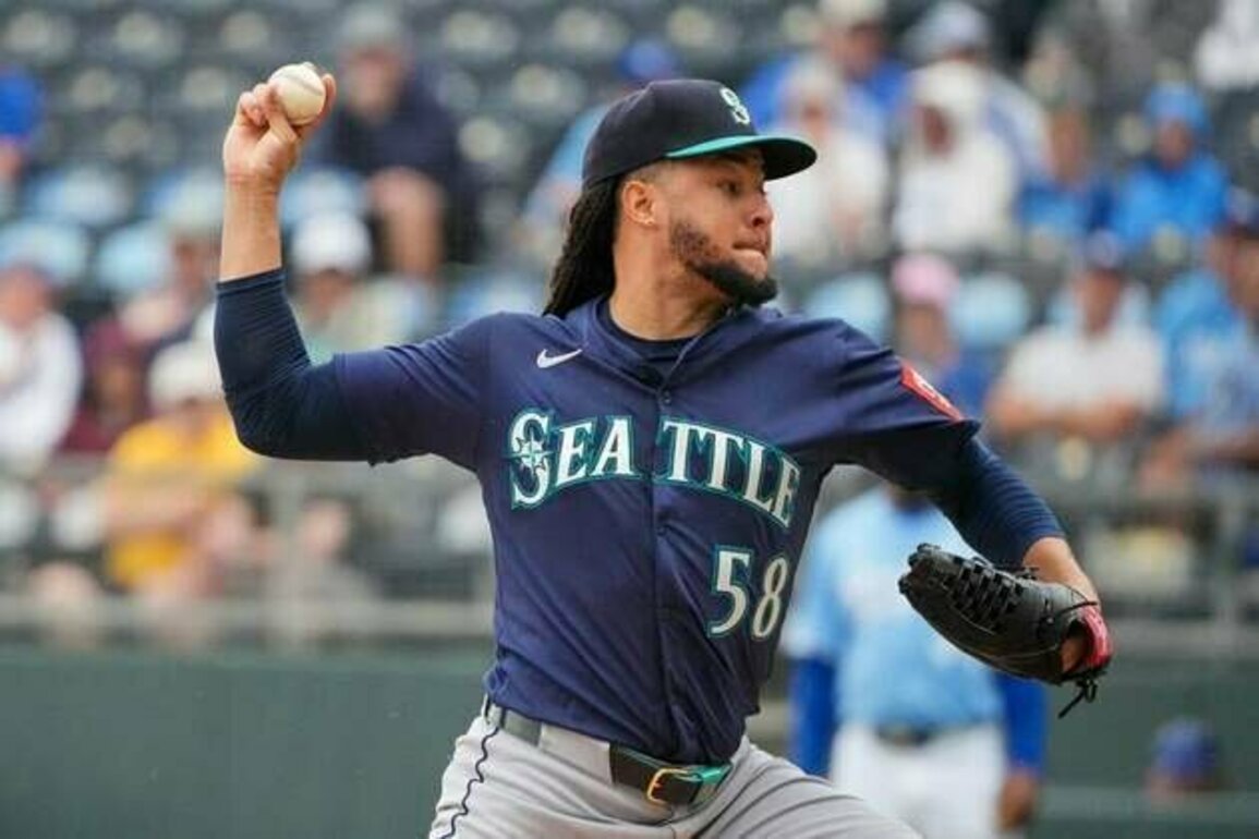 Mariners blank Royals, tying Astros atop AL West ahead of big series