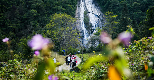 Quedas D'água Paradisíacas na China: Um Espetáculo da Natureza Atraindo Turistas!
