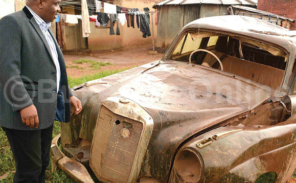 Loodi meeya Lukwago nga yeetegereza eyali emmotoka ya Ben Kiwanuka. Loodi meeya Lukwago nga yeetegereza eyali emmotoka ya Ben Kiwanuka.