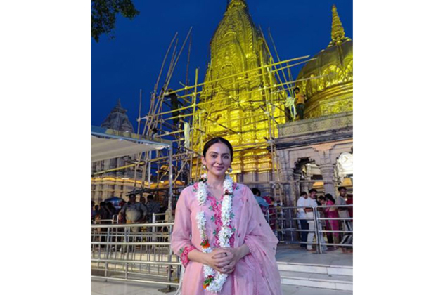 Rakul Preet Singh pays sacred visit to Kashi Vishwanath Temple