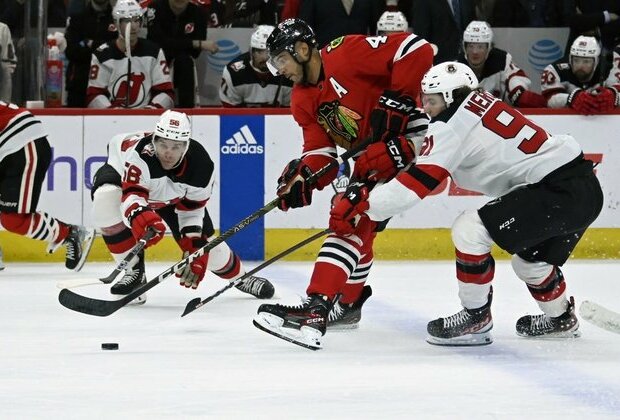 Devils pull away in 3rd for win over Blackhawks