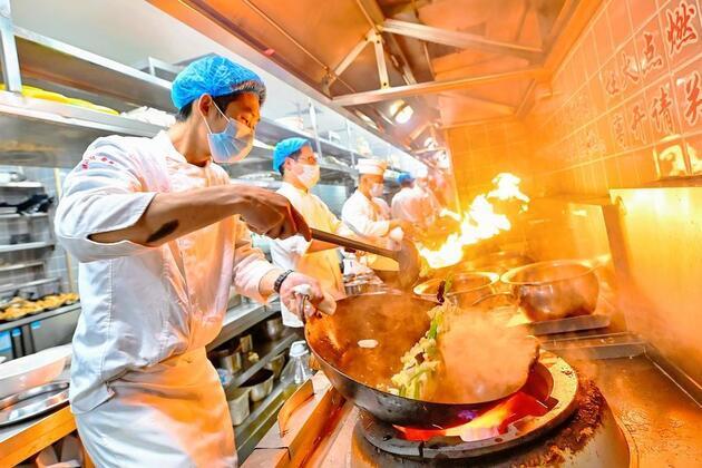 Xinhua Headlines: China's Spring Festival spending boosts business for global markets