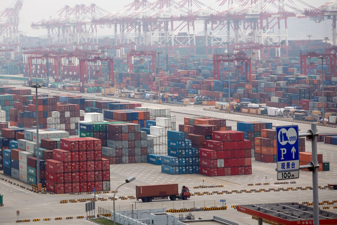 Amid trade tension, China imposes port fees on US