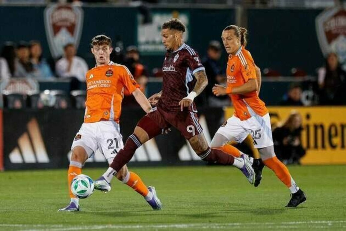 Rapids slip past Dynamo 2-1, remain in playoff chase