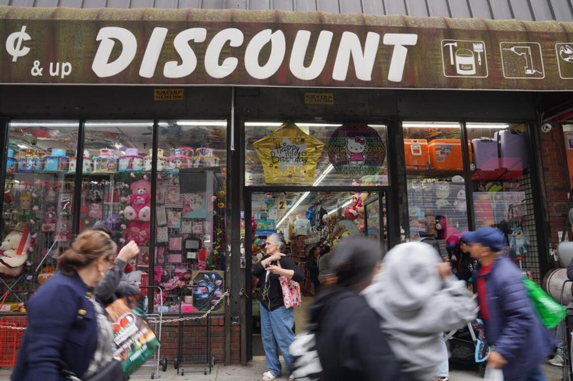 U.S. consumer sentiment drops for third straight month