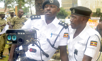 Abapoliisi y’ebidduka nga balaga kkamera ezikozesebwa okukwata abavuga endiima. Abapoliisi y’ebidduka nga balaga kkamera ezikozesebwa okukwata abavuga endiima.