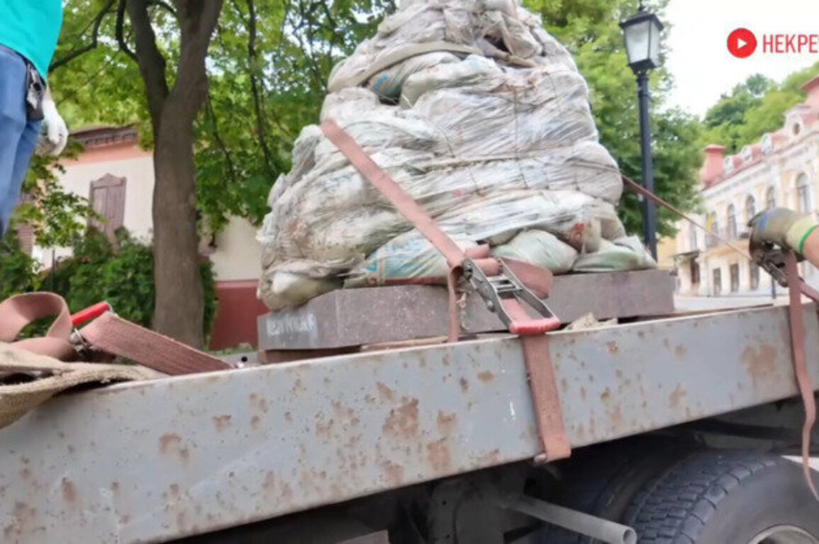 Ukraine dismantles monument to legendary Kiev-born writer 