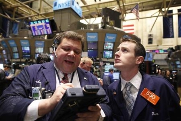 Wall Street ends mixed, Nasdaq plummets 186 points