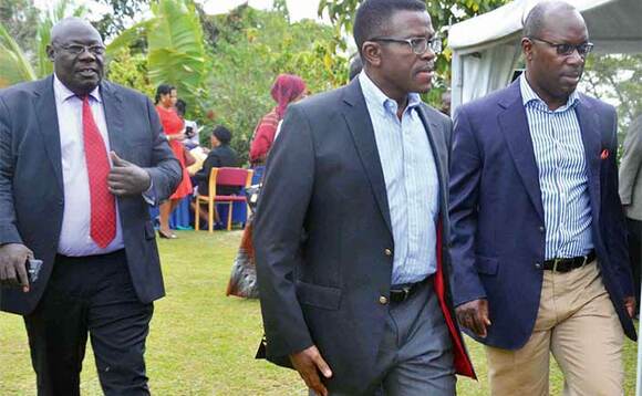 Omubaka Ssekigozi (ku kkono), Katikkiro Mayiga (wakati) n'omumyuka owa Katikkiro owookusatu Apollo Makubuya. Omubaka Ssekigozi (ku kkono), Katikkiro Mayiga (wakati) n'omumyuka owa Katikkiro owookusatu Apollo Makubuya.