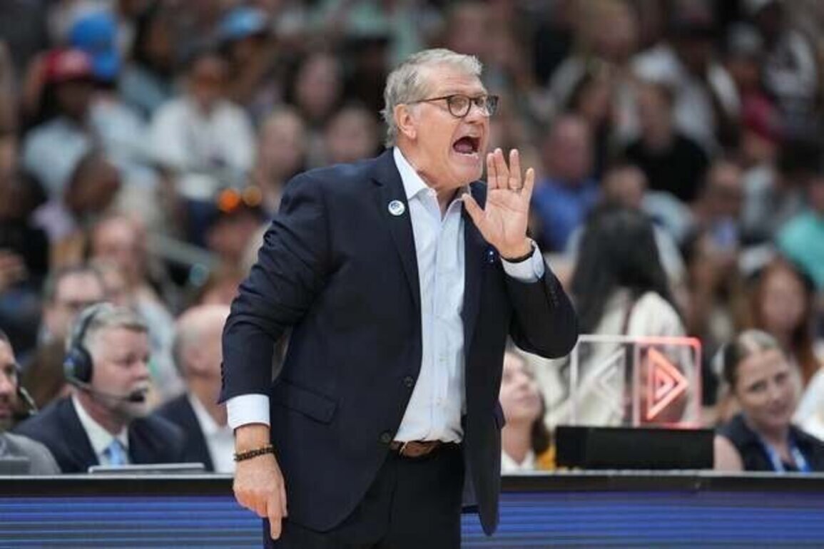 No. 1 UConn coach Geno Auriemma breaks poll record