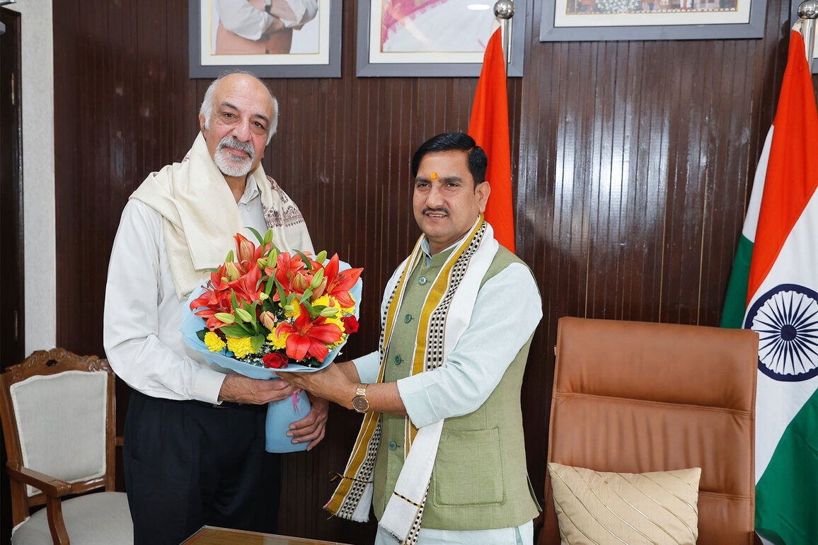 Union Minister Tokhan Sahu felicitates Delhi Metro enthusiast for 24-year tradition