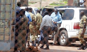 Ku poliisi e Nalufenya Besigye ye yeefulumizza mmotoka ate banne baabatutte tebalinnya. Ku poliisi e Nalufenya Besigye ye yeefulumizza mmotoka ate banne baabatutte tebalinnya.