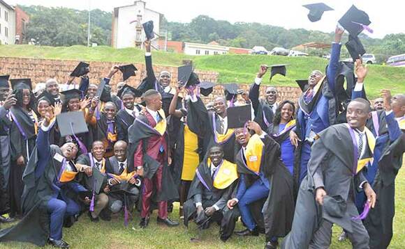 Abamu ku bayizi abaatikkiddwa nga bajaganya olw'obuwanguzi bwe baatuseeko. Abamu ku bayizi abaatikkiddwa nga bajaganya olw'obuwanguzi bwe baatuseeko.