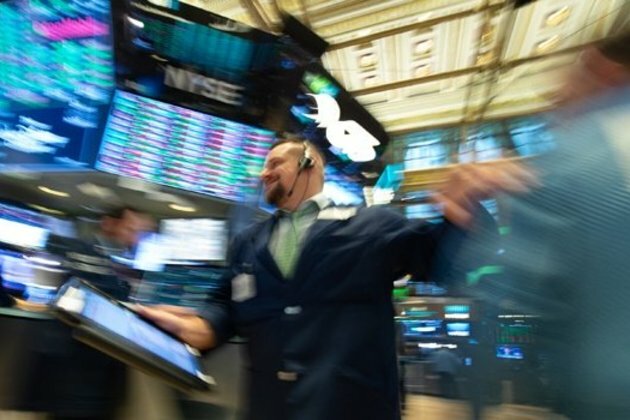 US stocks volatile as jobless claims remain high