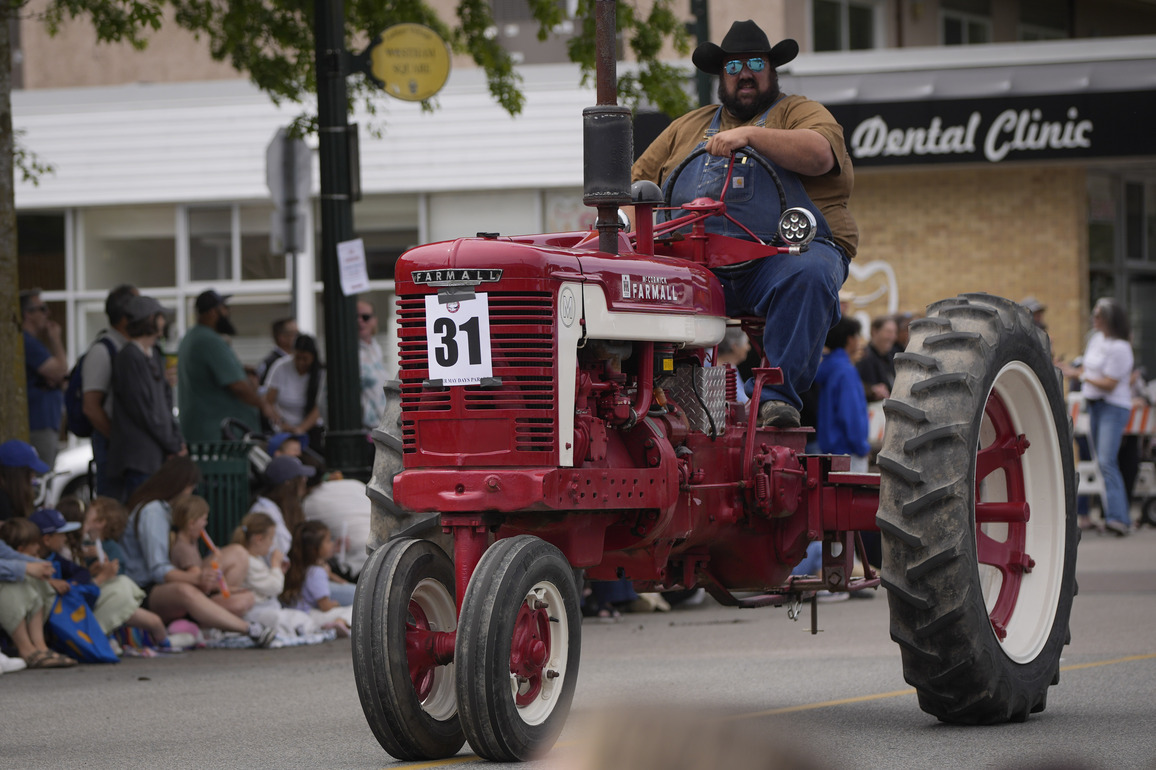 CANADA-BRITISH COLUMBIA-LADNER-MAY DAYS PARADE