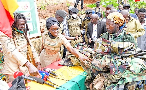 Buchaman ne mukyala we nga bakwasa abaserikale ebyambalo by'amagye. Buchaman ne mukyala we nga bakwasa abaserikale ebyambalo by'amagye.