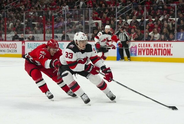 Devils, Hurricanes face off in crucial Metropolitan meeting