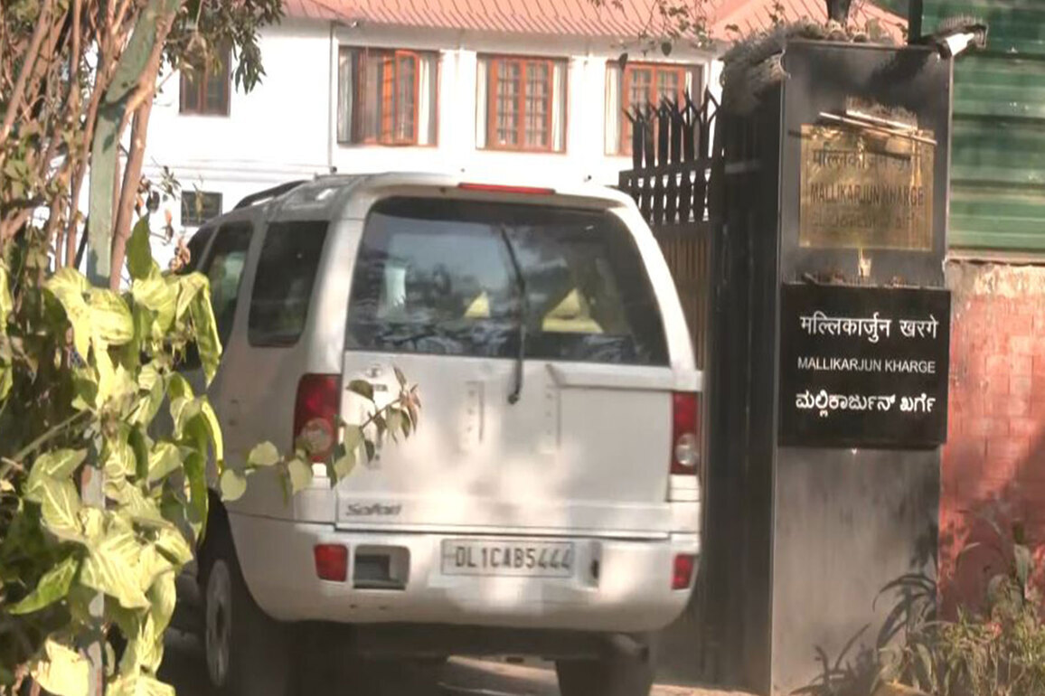Rahul Gandhi meets Congress President Mallikarjun Kharge at his residence