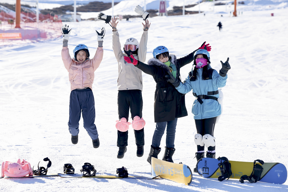 (SP)CHINA-XINJIANG-ICE AND SNOW SPORTS-TOURISM