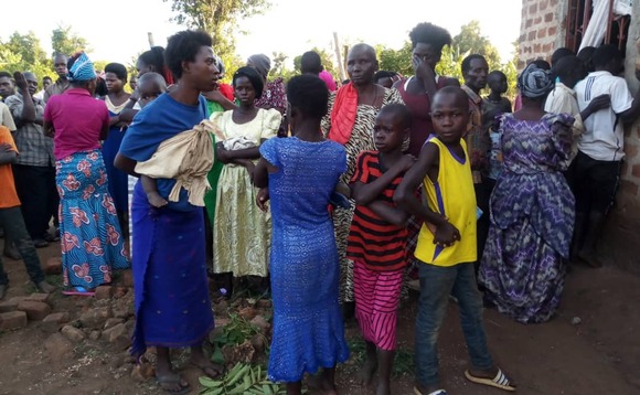 Abatuuze nga balingiza okulaba omulambo gwa Kantono Abatuuze nga balingiza okulaba omulambo gwa Kantono