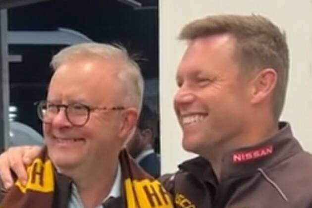 Footy fans slam Anthony Albanese over his selfie with the coach of his favourite AFL team