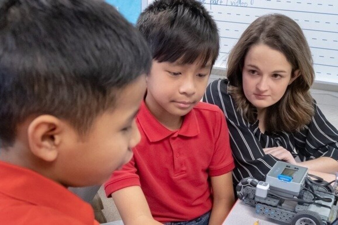 New Indiana program to boost needed STEM educators 
