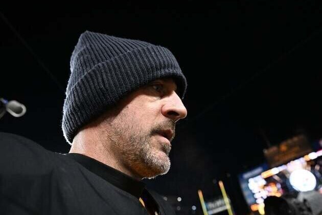 Aaron Rodgers 'not going to make any emotional decisions' re: retirement