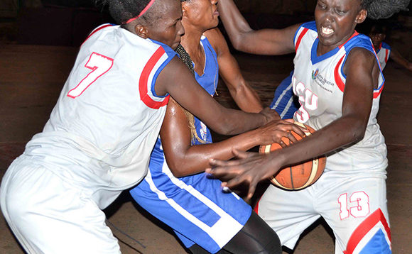 Muhayimina Namuwaya JKL Dolphins (wakati) ng'ayisa omupiira mu bazannyi ba UCU Lady Canons ku Ssande ekiro. Muhayimina Namuwaya JKL Dolphins (wakati) ng'ayisa omupiira mu bazannyi ba UCU Lady Canons ku Ssande ekiro.