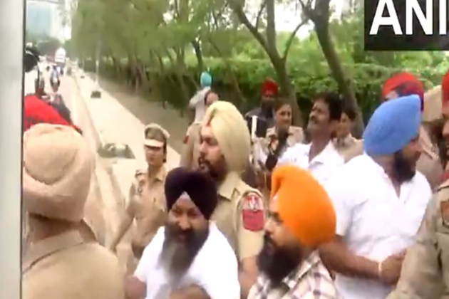 Shiromani Akali Dal workers hold protest against Punjab govt over arrest of party leader Bikram aijithia