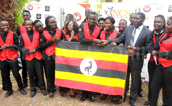 Omumyuka wa ssabawandiisi wa NCS, David Katende (mu kkooti) ng'akwasa abazannyi ba ttiimu y'eggwanga eya Pool abakyala n'abasajjja bbendera y'eggwanga nga bagenda mu mpaka za Africa e Zimbabwe. babadde Lugogo Aug 25 2017. (ekif:Silvano Kibuuka) Omumyuka wa ssabawandiisi wa NCS, David Katende (mu kkooti) ng'akwasa abazannyi ba ttiimu y'eggwanga eya Pool abakyala n'abasajjja bbendera y'eggwanga nga bagenda mu mpaka za Africa e Zimbabwe. babadde Lugogo Aug 25 2017. (ekif:Silvano Kibuuka)