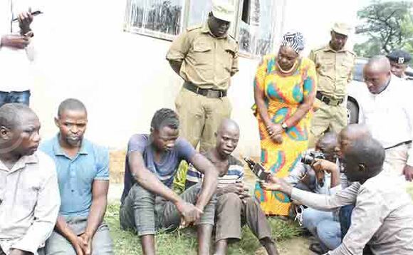 inister Karoro (mu kitengi) ng’awuliriza abakwate bwe beewaako obujulizi. Baabadde ku poliisi ye’ Kazo. inister Karoro (mu kitengi) ng’awuliriza abakwate bwe beewaako obujulizi. Baabadde ku poliisi ye’ Kazo.